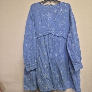 Zara blue boho dress with white embroidered floral details, a V-neckline